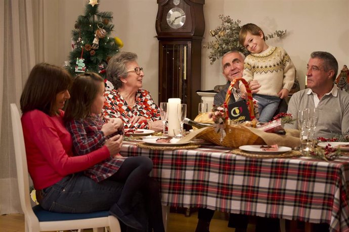 Familia disfrutando de una cena de 'Alimentos de Segovia'.