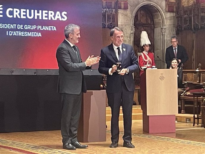 El presidente de Grupo Planeta José Creuheras recibe la Medalla de Oro de manos del alcalde Jaume Collboni