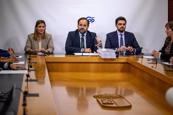 El presidente del PP de Castilla-La Mancha ha ofrecido la rueda de prensa acompañado por los portavoces en las Cortes, Carolina Agudo y Santiago Serrano.