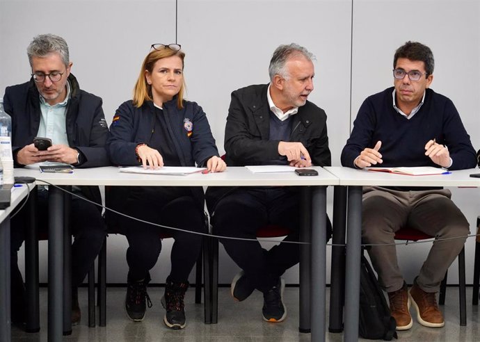 La delegada del Gobierno en la Comunidad Valenciana, Pilar Bernabé, y el presidente de la Generalitat valenciana, Carlos Mazón, durante la reunión del CECOPI