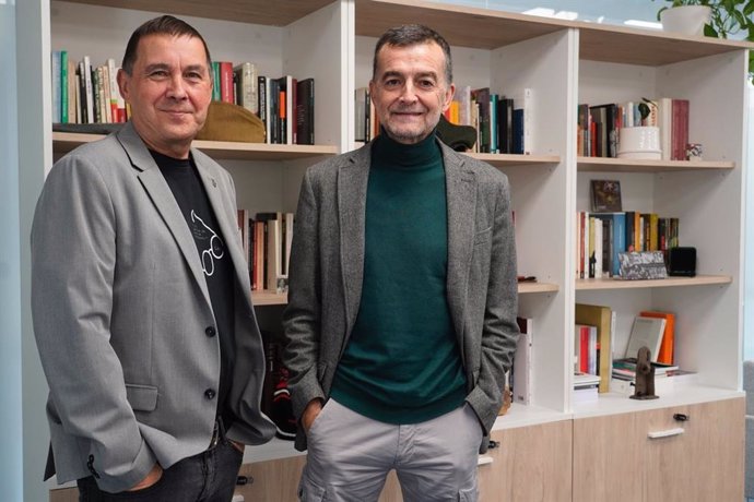 El coordinador general de EH Bildu, Arnaldo Otegi, y el coordinador federal de IU, Antonio Maíllo, en su encuentro en San Sebastián