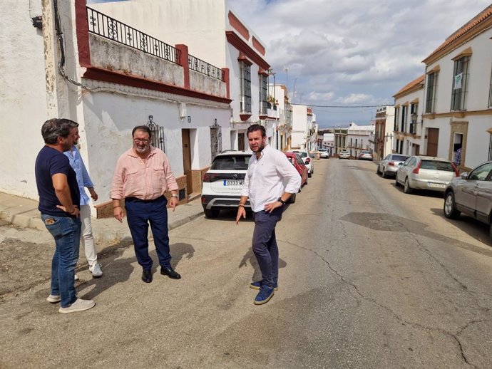 El alcalde de Carmona visita la calle Quemadero de San Francisco de la localidad