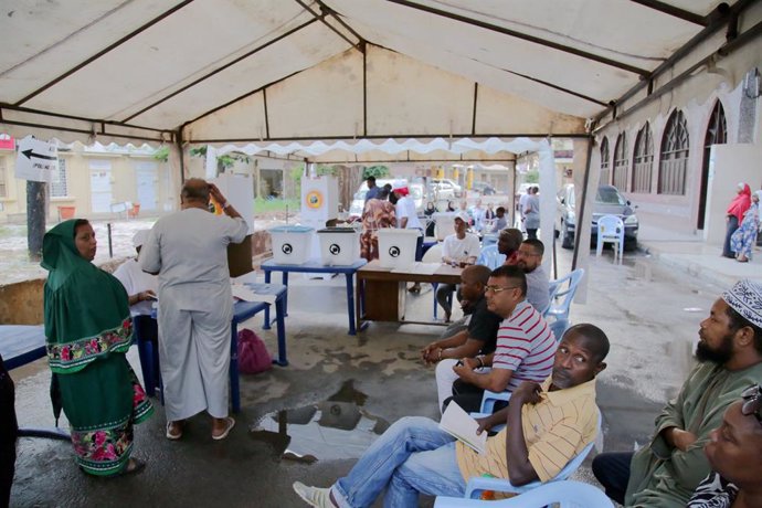 Archivo - (201028) -- DAR ES SALAAM, Oct. 28, 2020 (Xinhua) -- Voters wait to cast their ballots at a polling station in Dar es Salaam, Tanzania, on Oct. 28, 2020. More than 29 million Tanzanians are taking to some 80,000 polling stations across the count