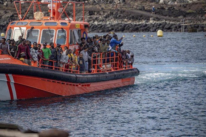 Decenas de migrantes a su llegada al Puerto de la Restinga, a 26 de noviembre de 2024, en El Hierro, Santa Cruz de Tenerife, Tenerife, Canarias (España). 