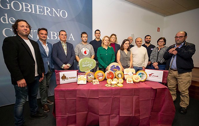 La consejera junto al os 10 productores premiados (Foto: Miguel de la Parra)