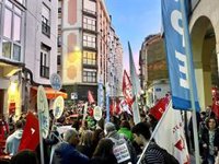 Cerca de 2.000 docentes claman ante Educación la subida salarial: "Silva, abre la hucha"