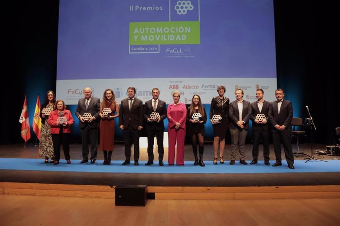 Los premiados en la II Gala de la Automoción, con el presidente de la Junta, Alfonso Fernández Mañueco.