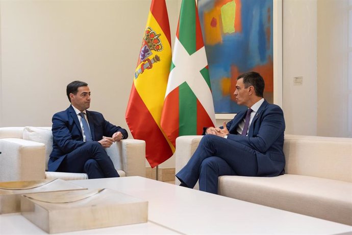 El presidente del gobierno, Pedro Sánchez (d), durante su encuentro con el lehendakari, Imanol Pradales (i), antes de la Comisión Bilateral de Cooperación del Estado - País Vasco, a 27 de noviembre de 2024, en Madrid (España). 