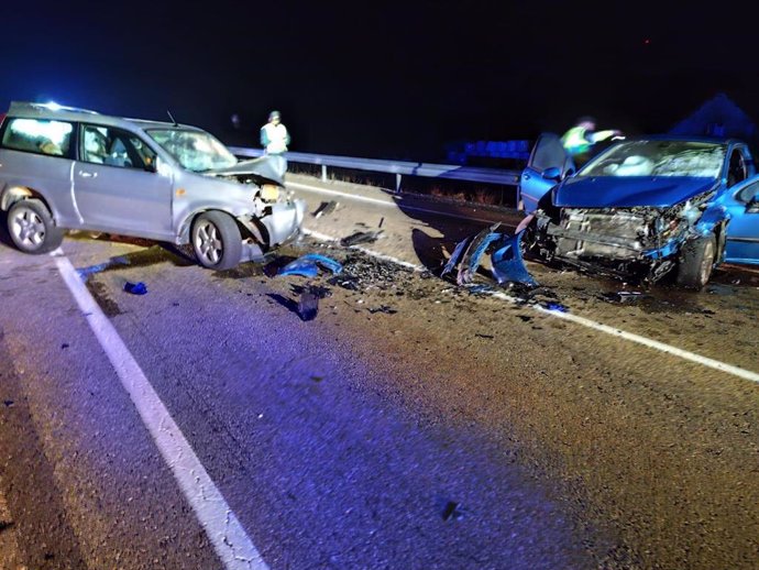 Colisión frontal entre dos vehículos en Palencia