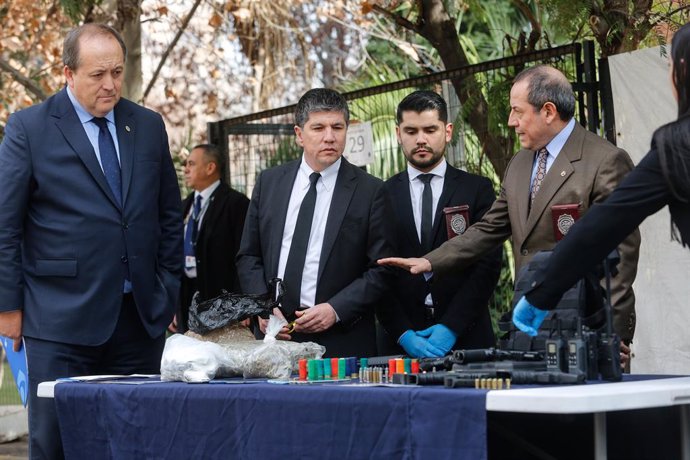 Archivo - 26 July 2023, Chile, Santiago: Chile's undersecretary of the Interior Manuel Monsalve (C), prosecutor Angel Valencia (L) and director of the PDI investigative force Sergio Munoz announce the arrest of a gang that carried out a robbery in March a