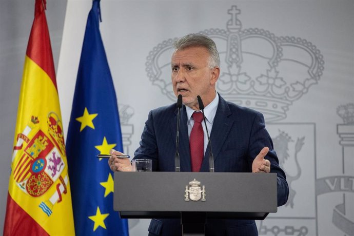 El ministro de Política Territorial y Memoria Democrática, Ángel Víctor Torres, ofrece una rueda de prensa tras la Comisión Bilateral de Cooperación del Estado-País Vasco, a 27 de noviembre de 2024, en Madrid (España).