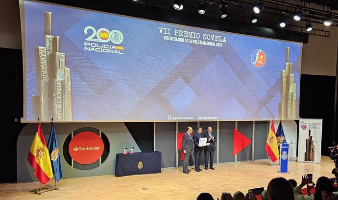 Francisco José Jurado recibe la VII Edición del Premio Novela Policía Nacional.