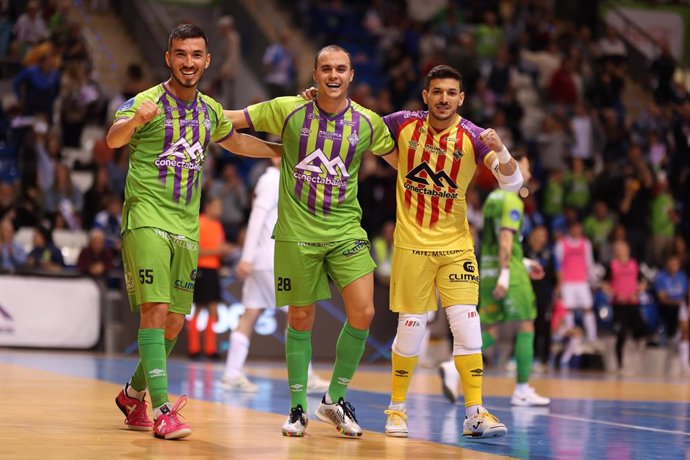 Fabinho celebra un triunfo con sus compañeros del Illes Balears Palma Futsal en la Champions League.