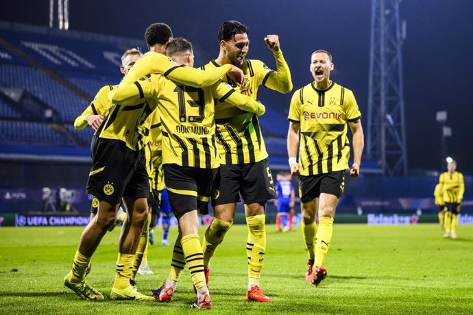 27 November 2024, Croatia, Zagreb: Dortmund's Ramy Bensebaini (2nd R) celebrates scoring his side's second goal with teammates during the UEFA Champions League soccer match between Dinamo Zagreb and Borussia Dortmund at Maksimir stadium. Photo: Tom Weller