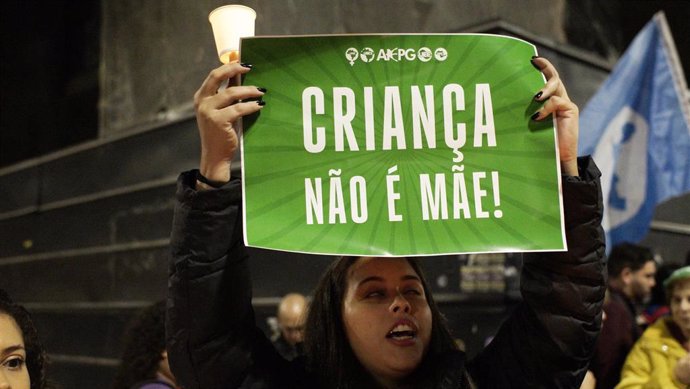 Archivo - Manifestación en Sao Paulo, Brasil contra el proyecto de ley  para restringir el derecho al aborto 