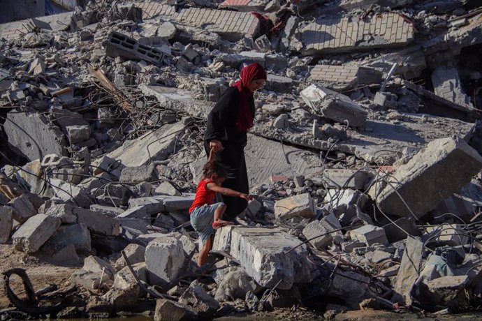 Archivo - June 30, 2024, Khan Yunis, Palestine: (INT) Palestinians in Khan Yunis faced with living in a sewage or polluted water area. June 30, 2024, Khan Yunis, Palestine: Due to the Israeli-Hamas conflict, its effect on Palestinians and destruction of i