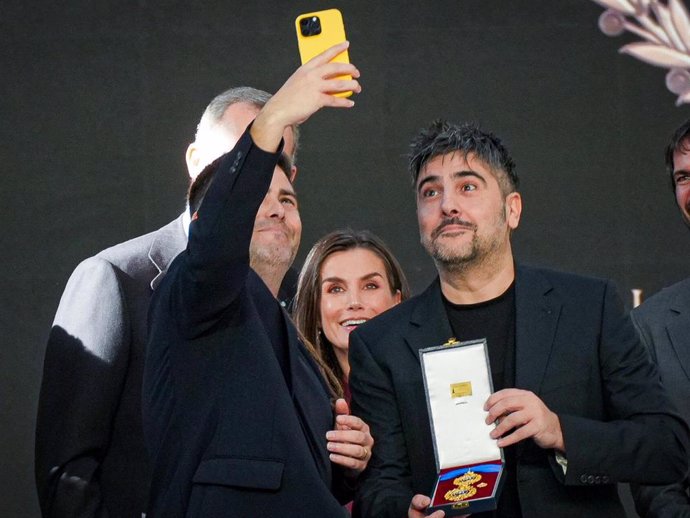 José y David Muñoz, 'Estopa', haciéndose un selfie con los Reyes al recibir la Medalla de Oro al Mérito en las Bellas Artes