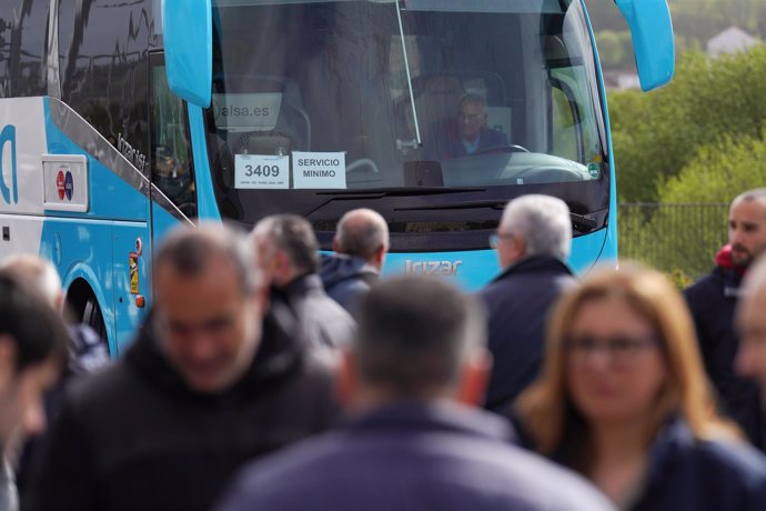 Archivo - Varias personas durante una huelga del transporte de viajeros