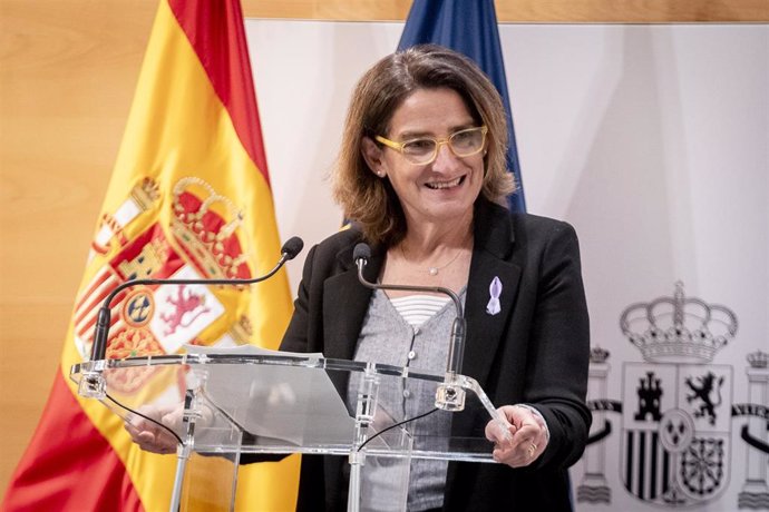 La ya ex vicepresidenta tercera y exministra para la Transición Ecológica y el Reto Demográfico, Teresa Ribera, durante la entrega la cartera del ministerio a  Sara Aagesen, , a 25 de noviembre de 2024, en Madrid (España). 