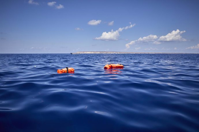 Archivo - Algunos de los chalecos salvavidas que ha entregado la ONG Open Arms a 70 migrantes que viajaban en una patera, a 8 de septiembre de 2021, en el Mar Mediterráneo, en las inmediaciones de Lampedusa, Sicilia (Italia). El barco 'Astral', de la ONG 