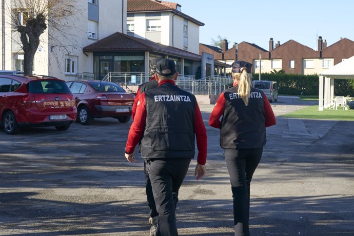 Agentes de la Ertzaintza en las inmediaciones de la residencia 'IMQ Igurco Araba', donde han detenido a un usuario como presunto autor de la muerte de su compañera, a 28 de noviembre de 2024, en Vitoria, Álava, País Vasco (España).