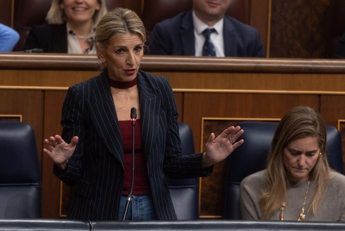 La vicepresidenta segunda y ministra de Trabajo, Yolanda Díaz, interviene durante una sesión de control al Gobierno, en el Congreso de los Diputados, a 27 de noviembre de 2024, en Madrid (España).