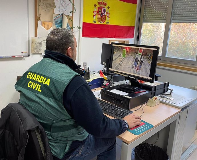 Un investigador de la Guardia Civil.