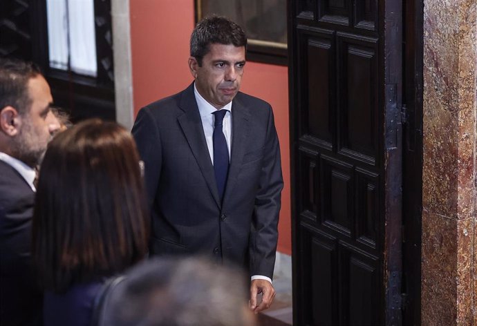 El presidente de la Generalitat valenciana, Carlos Mazón, llega al acto de toma de posesión de los nuevos consellers