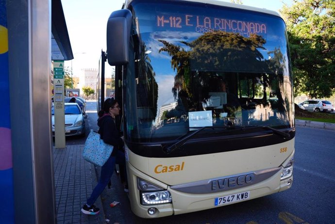 Archivo - Autobús metropolitano con destino al municipio sevillano de La Rinconada.