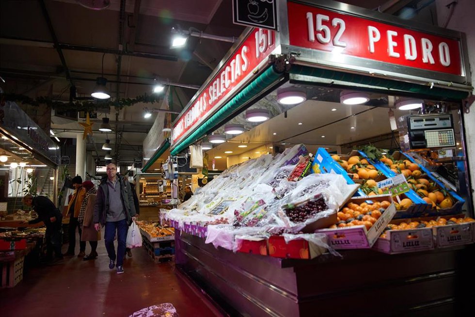 Archivo - Expositor de una frutería en un mercado,