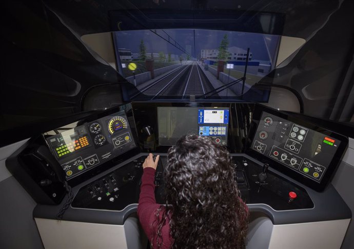 Alumnos en el centro de formación de Renfe en la estación de tren de Chamartín, a 15 de noviembre de 2024, en Madrid (España). La Escuela Técnica Profesional de Conducción y Operaciones (EPTCO) de Renfe cuenta con 12 centros de formación en España, repart