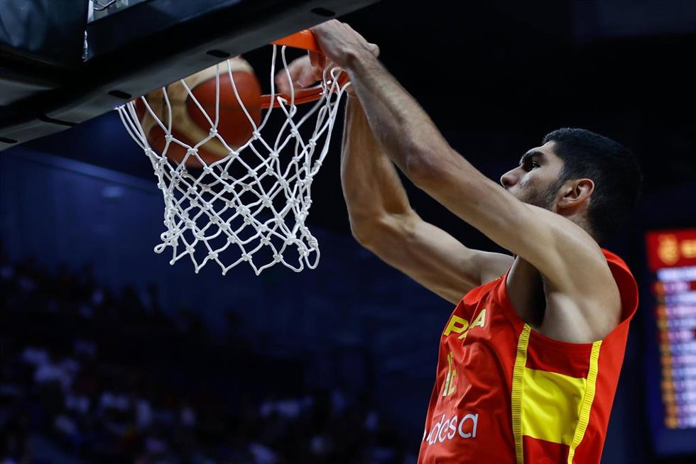 Archivo - El ala-pívot Santi Aldama hace un mate con la selección española. 