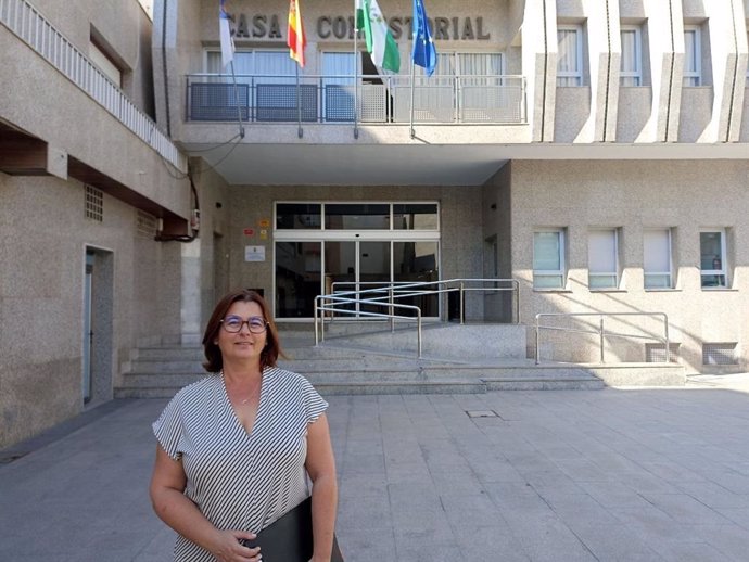 Belén Pérez, concejala de IU y Podemos en El Ejido (Almería), frente a la Casa Consistorial.