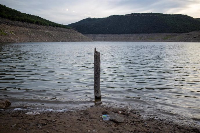 Archivo - Agua en el embalse de Rialb (Lleida), que abastece de agua el Canal d'Urgell.