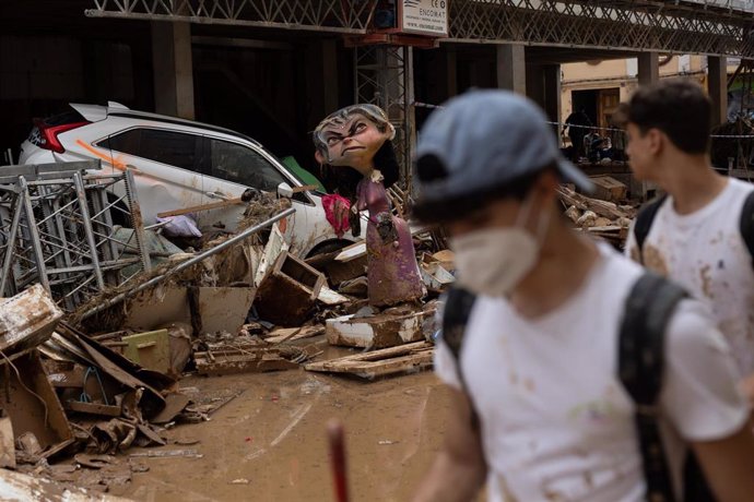 Un ninot de falla en las calles dañadas por la DANA, a 4 de noviembre de 2024, en Benetússer