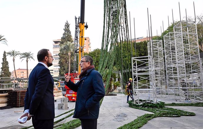 El alcalde de Murcia, José Ballesta, y el concejal de Desarrollo Urbano y Ciudad Inteligente, José Guillén, en la zona donde se instala el gran árbol de Navidad