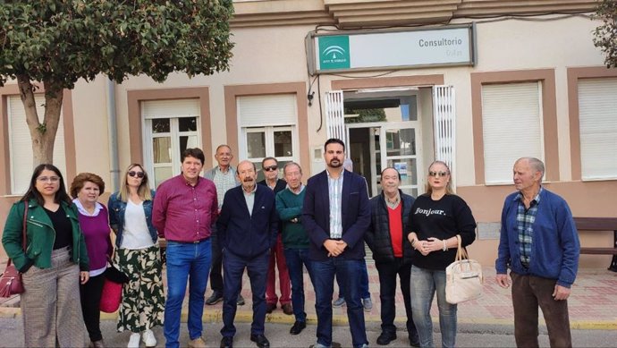 Cargos del PSOE frente al Consultorio de Salud de Dalías (Almería).