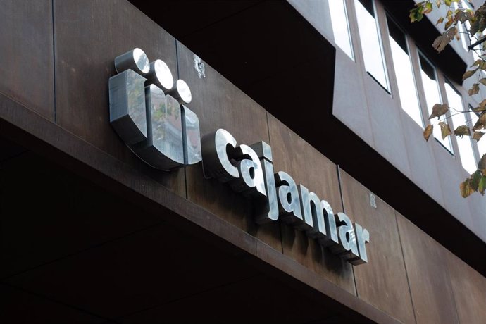 Archivo - Fachada del banco Cajamar Caja Rural, a 4 de octubre de 2024, en Barcelona, Catalunya (España).