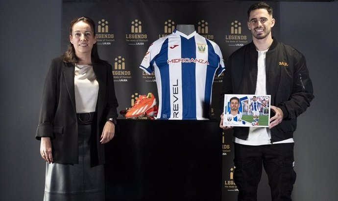 La CEO del Museo LEGENDS, Laura Valdeolivas, y el jugador del CD Leganés Miguel de la Fuente.