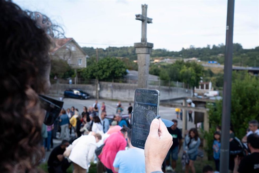 Archivo - Una mujer graba mientras familiares de fallecidos y heridos en el descarrilamiento del Alvia colocan flores en el lugar del accidente durante un homenaje en el barrio de Angrois, a 24 de julio de 2023, en Santiago de Compostela, A Coruña, Gali