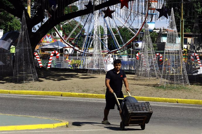 Archivo - Atracciones de feria tras el inicio oficial de las celebraciones de Navidad en Venezuela