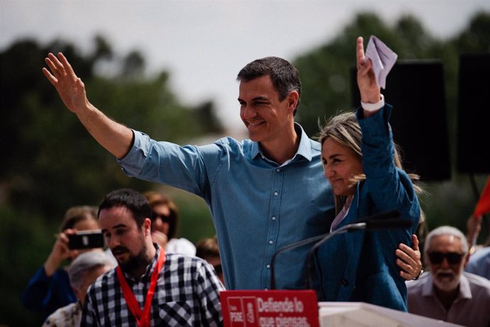 Archivo - El secretario general del PSOE y presidente del Gobierno, Pedro Sánchez, y la alcaldesa de Toledo, Milagros Tolón, saludan durante un acto del Partido Socialista, a 21 de abril de 2023, en Toledo, Castilla-La Mancha (España). 