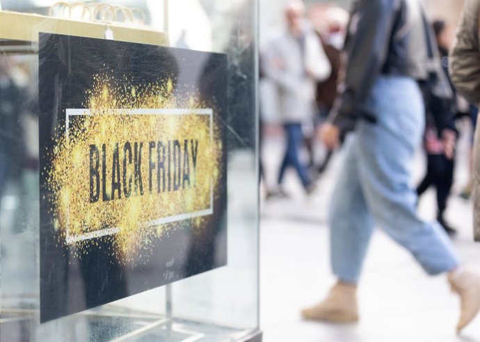 Archivo - Un escaparate avisa de los descuentos durante Black Friday, a 24 de noviembre de 2023, en Madrid (España). Este año, la previsión de gasto de los españoles en Black Friday es un 6% mayor del gasto del año pasado. Además de los descuentos en los 