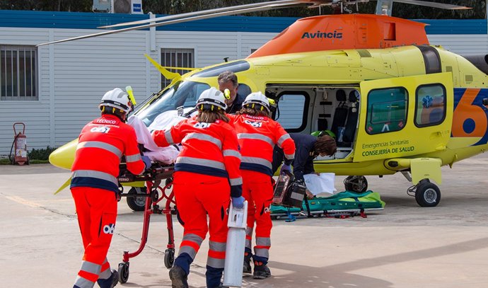 Evacuación de un paciente en un helicóptero del 061. ARCHIVO.