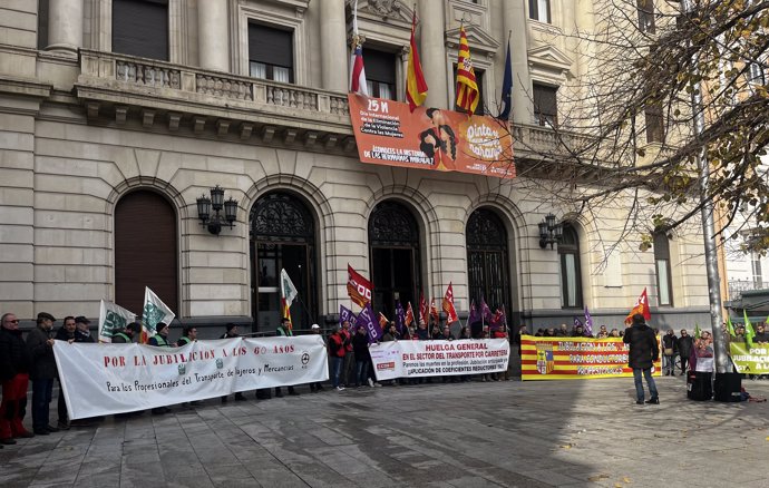 Concentración de CCOO Aragón este jueves en la plaza España de Zaragoza para reclamar mejoras en el sector del transporte de viajeros por carretera. 