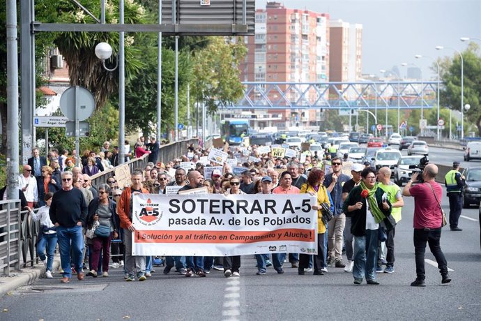 Archivo - Decenas de personas durante una manifestación para reclamar el soterramiento de la A-5 