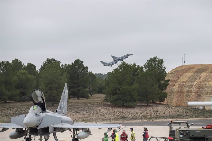 Despegue de algunos de los seis cazas Eurofighter C.16 desde el Ala 14, en Albacete, hasta Rumanía, donde participarán en una misión de defensa del espacio aéreo europeo a las puertas de Ucrania y el Mar Negro.