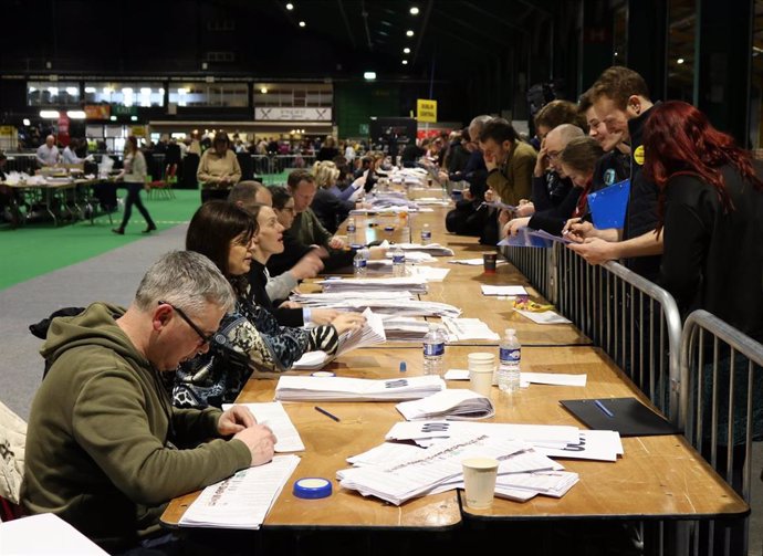 Archivo - Imagen de archivo de una mesa de votación en Irlanda. 