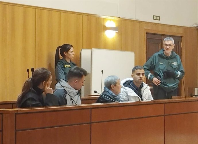 Pactan condenas los dos falsos prestamistas que estafaron 3.800 euros a una pareja de Valladolid. En la fotografía, las dos abogadas defensoras junto con sus clientes.