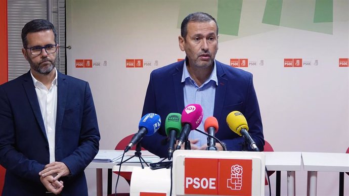 El diputado provincial del PSOE de Málaga y alcalde de Cuevas Bajas, Manuel Lara, junto a Kiko Calderón, secretario general del PSOE de Antequera.